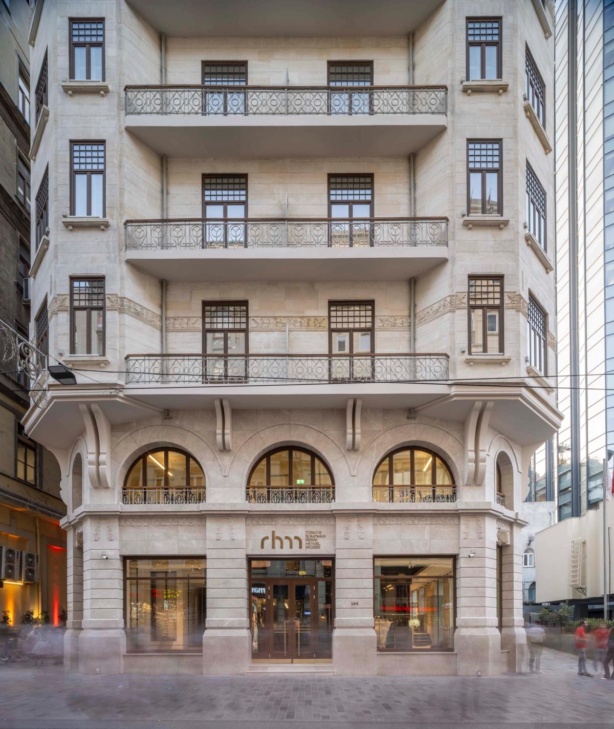 Önce Bodvi Apartmanı, sonra 4. Sigorta Han olan bina, 2023’te İş Bankası Resim Heykel Müzesi olarak kapılarını açtı.
© CEMAL EMDEN, TEĞET MİMARLIK, 2023