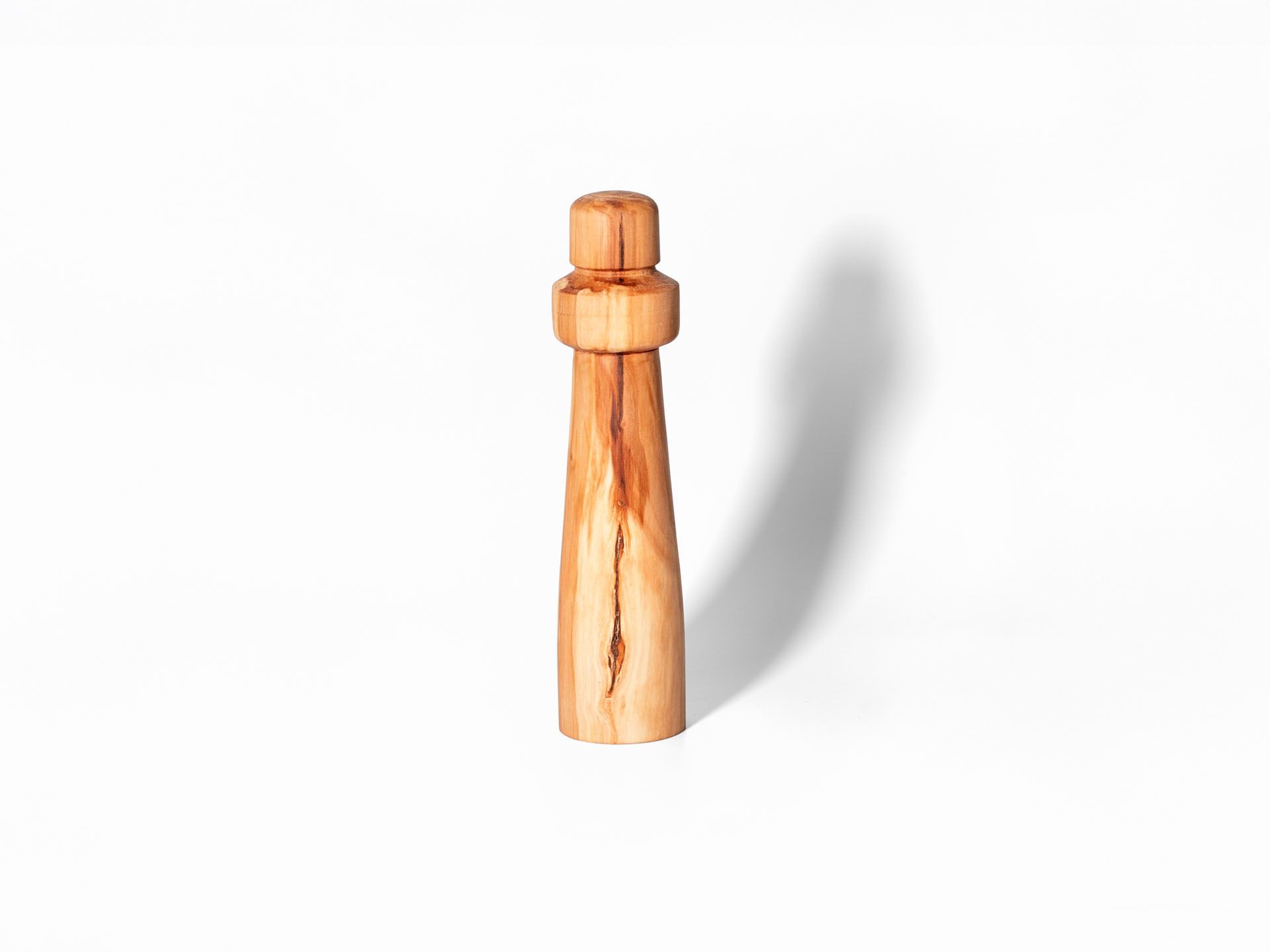 Houten vuurtoren op een witte achtergrond