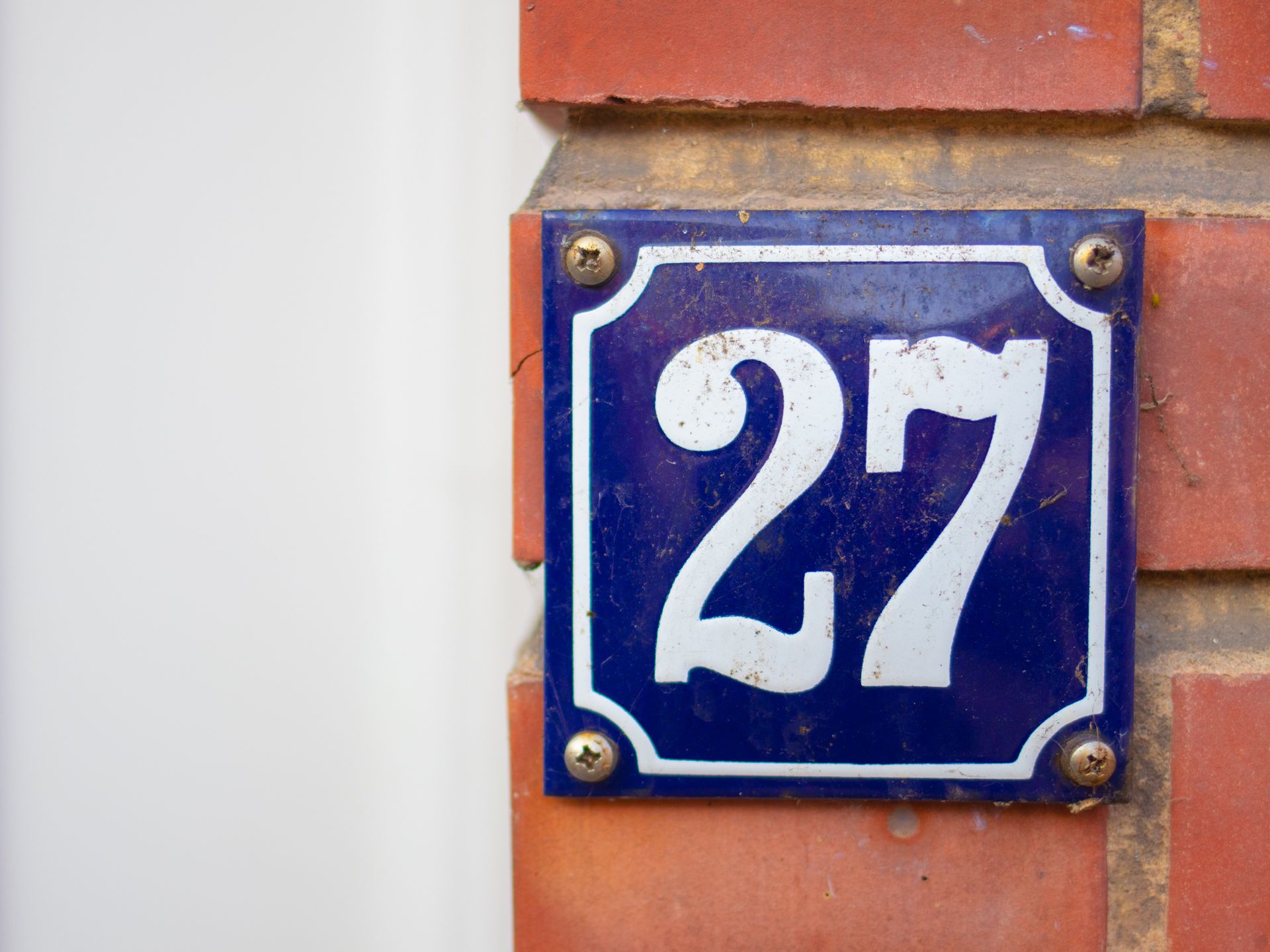 Foto van een huisnummer gebruikt als basis voor houten doosje