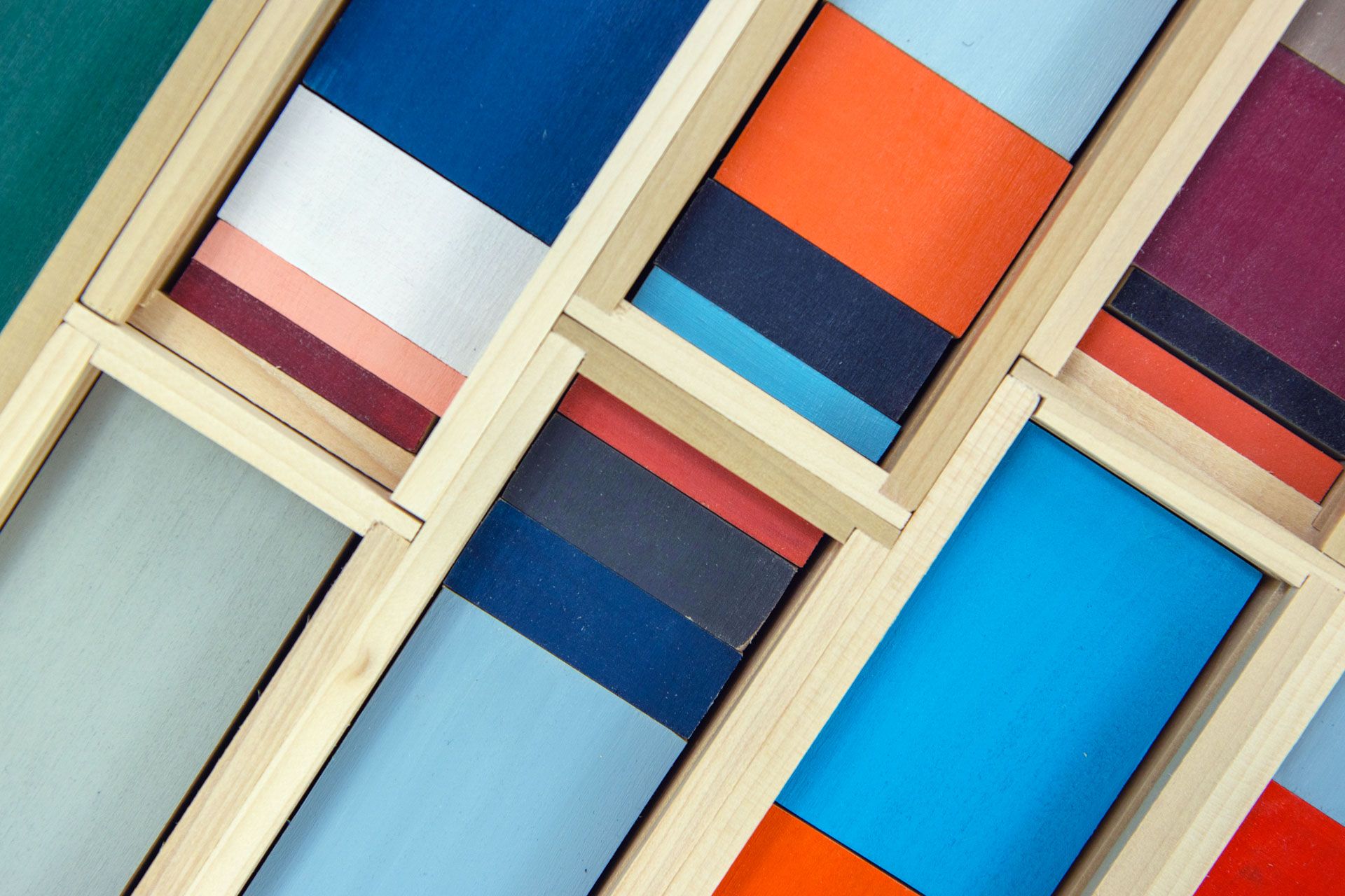 Detailfoto van de gekleurde houten blokken in de houten doosjes