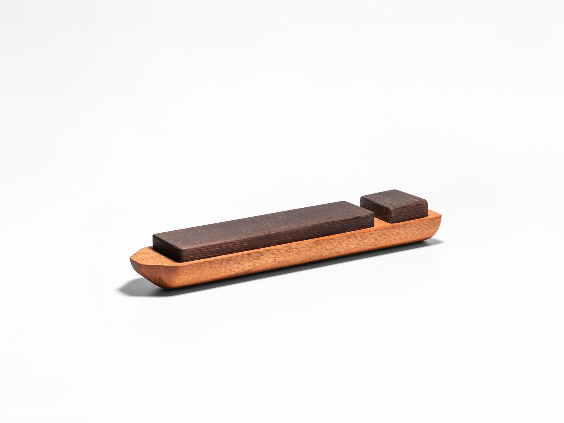 Houten binnenvaartschip op een witte achtergrond