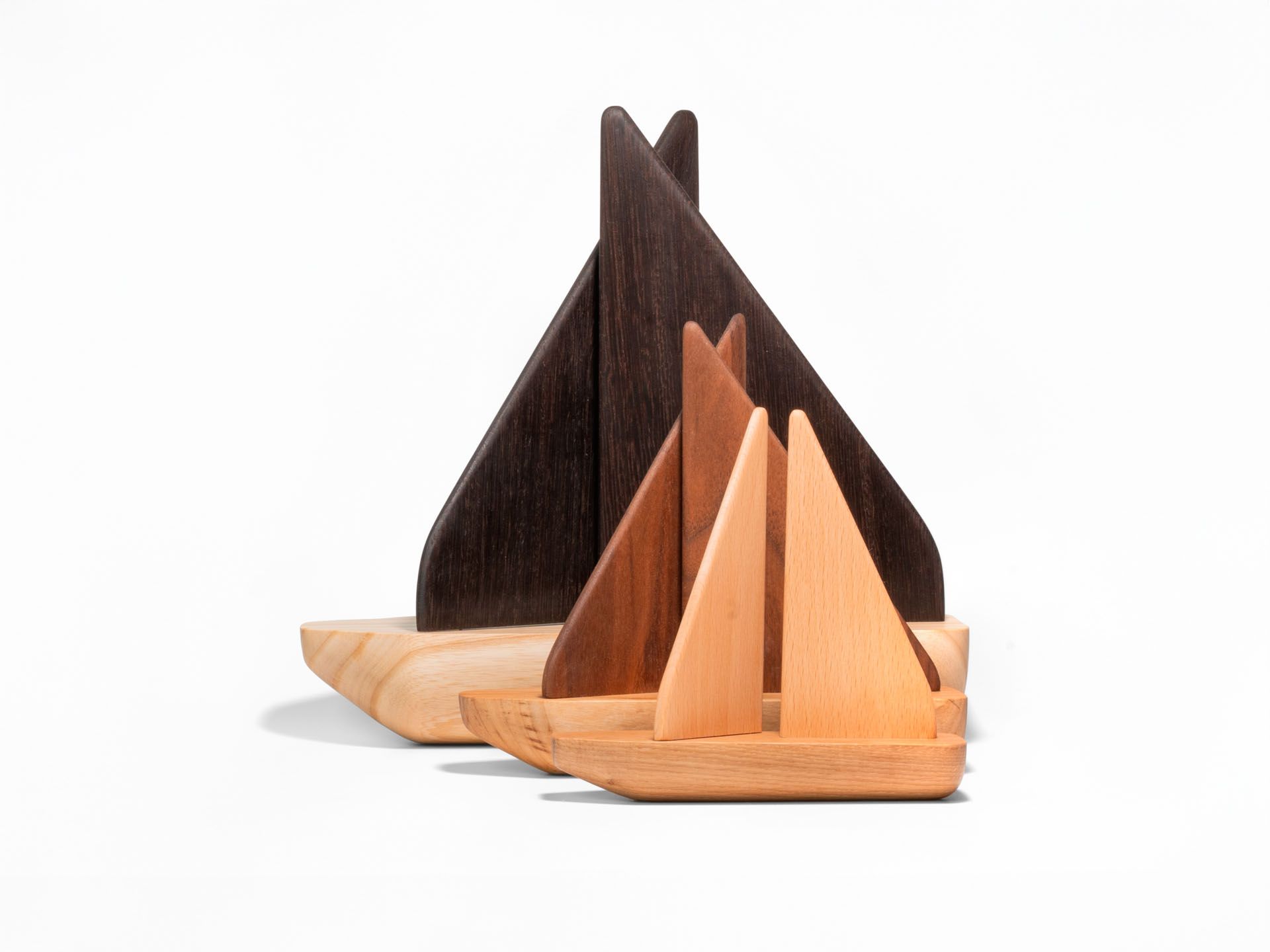 Zijaanzicht van drie verschillende zeilboten, ieder met een andere grootte