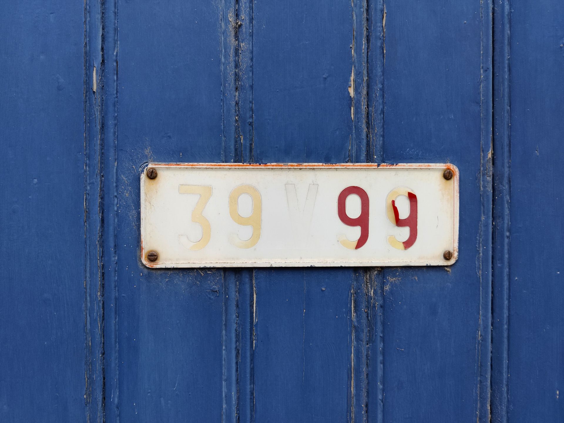 Foto van nummerplaat voor een houten poort gebruikt als basis voor een houten doosje