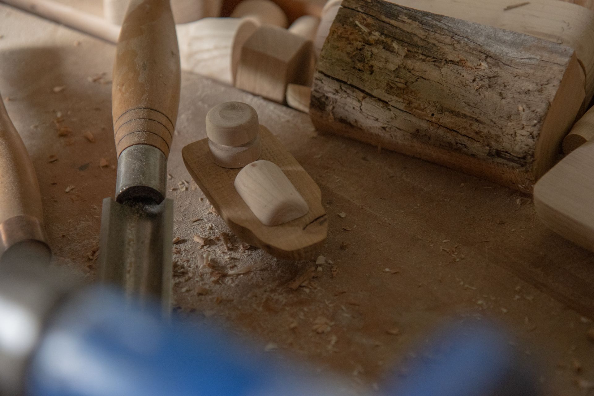 Houten boot aan de draaibank met beitel