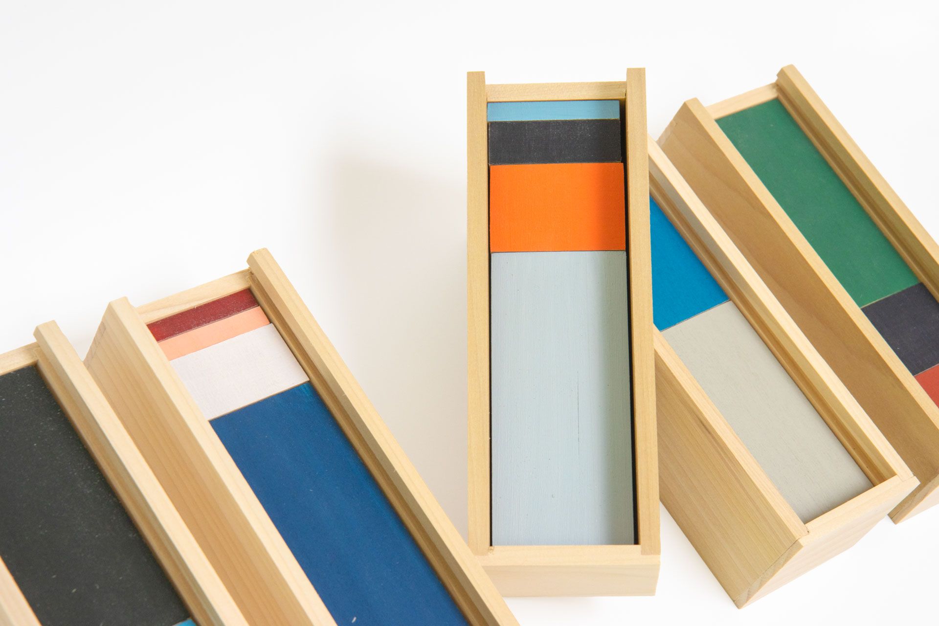 Detailfoto van een houten doosje