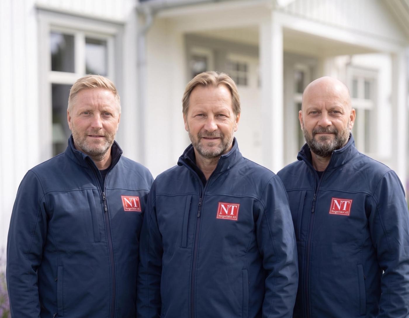 Takstmann fra Norges Takst måler opp en bolig under befaring