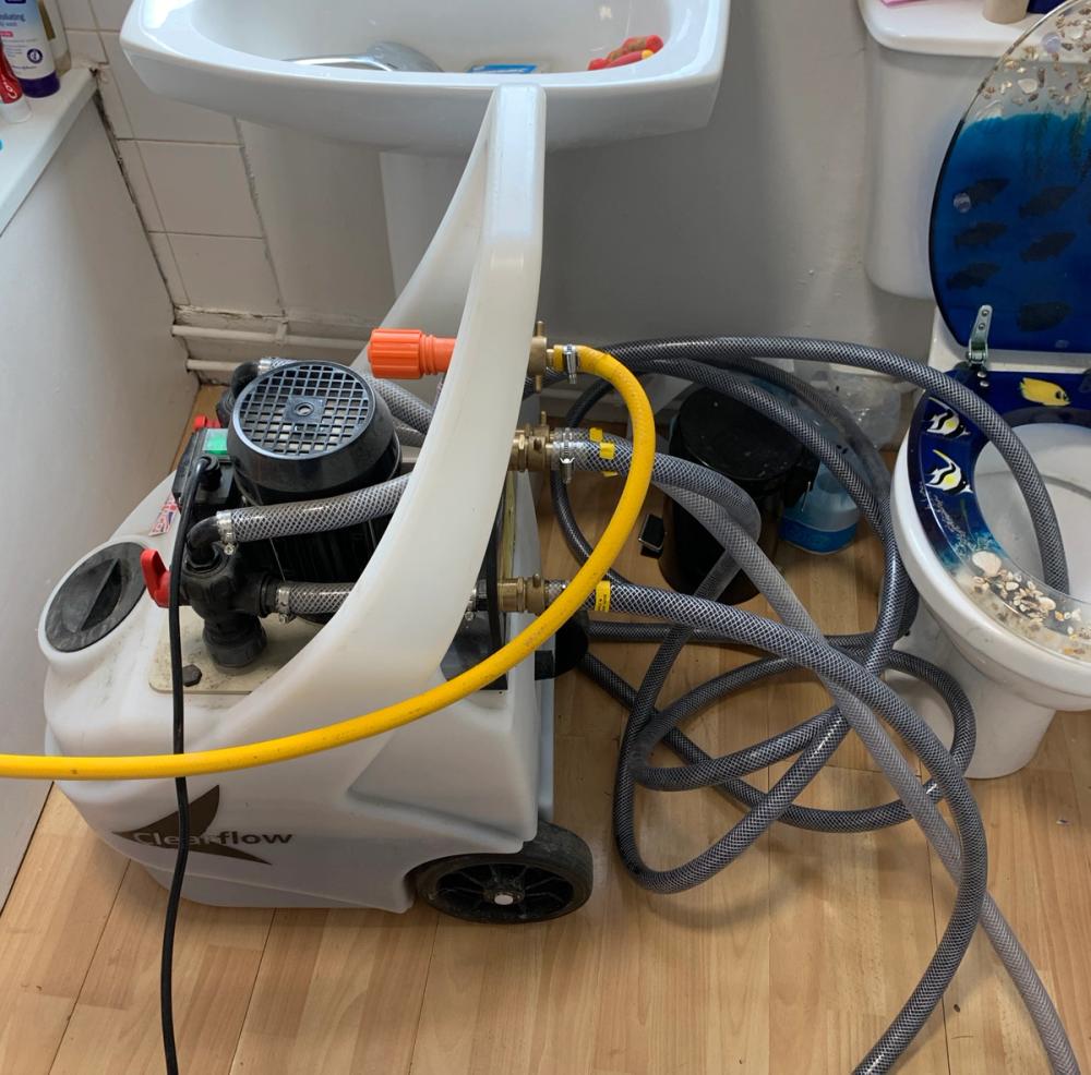 Power flushing machine in action