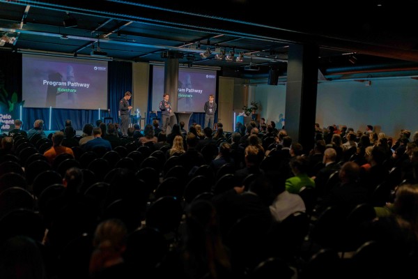 Konferanse med stor forsamling