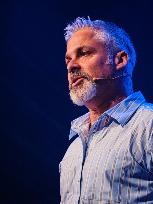 Kalind Carpenter på scenen der han representerte NASA