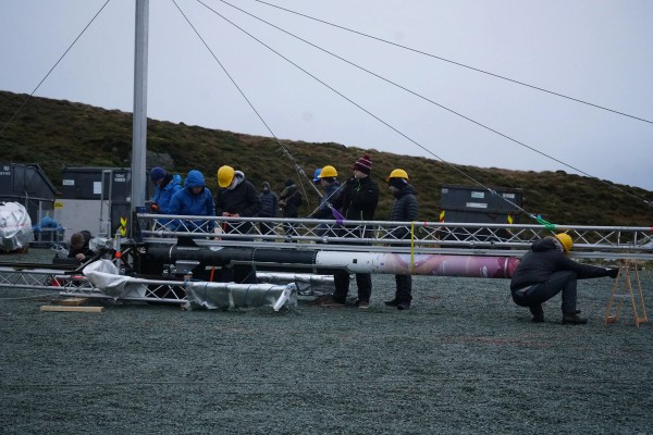 Personer justerer rakett