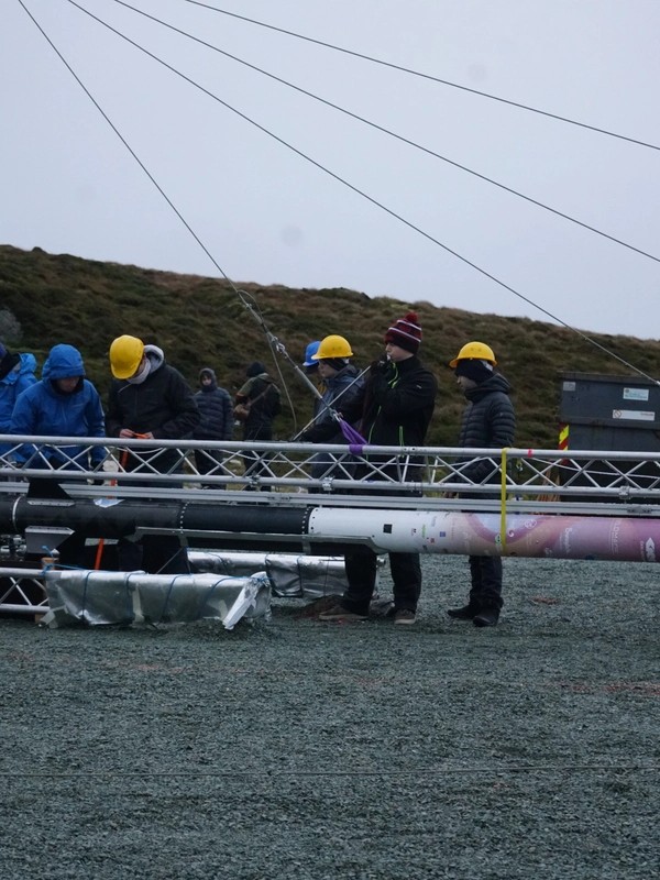 Personer justerer rakett