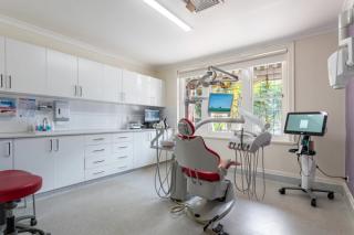 Image of the entrance of our dental clinic on McCrae Street.