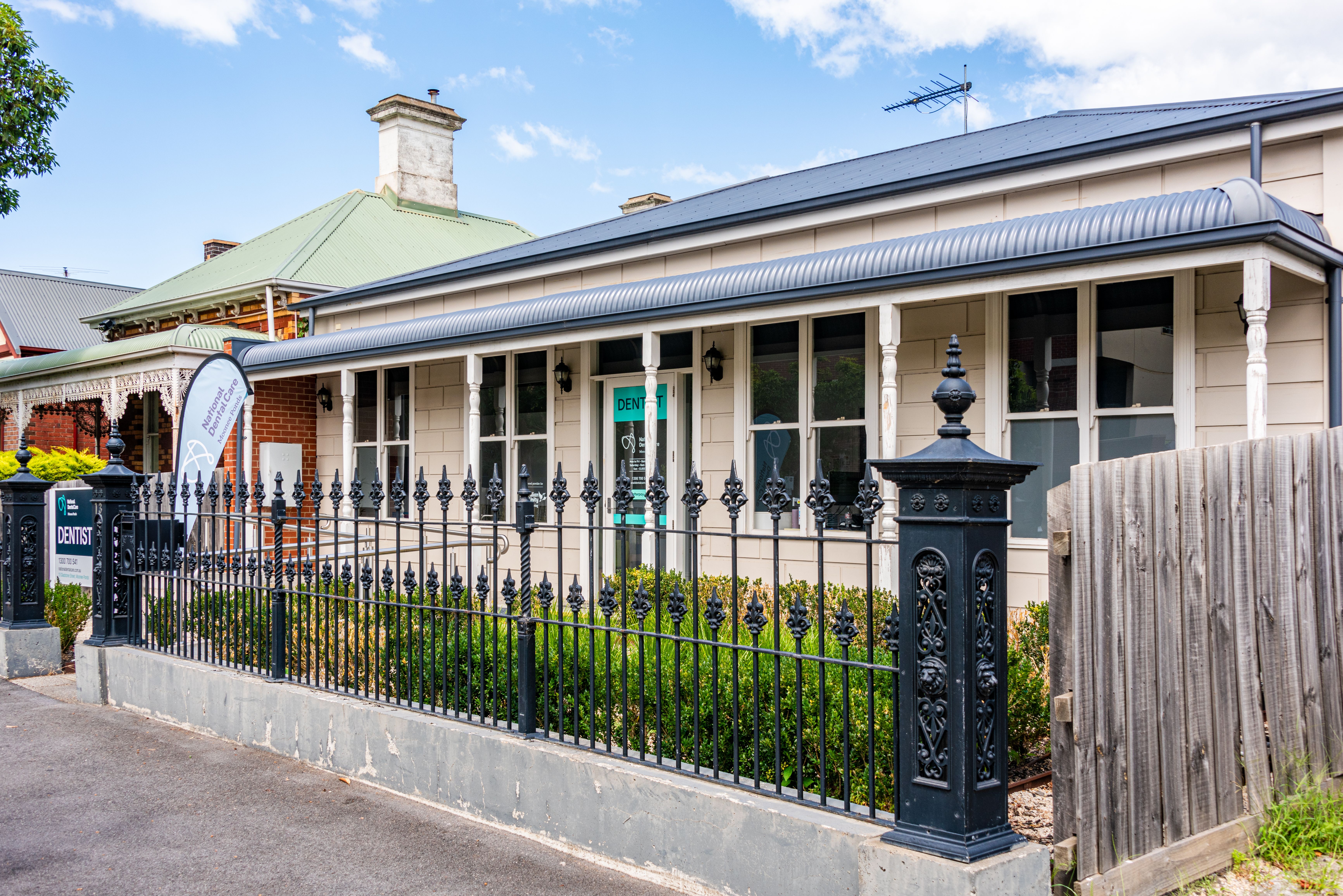 Image of the entrance of National Dental Care Moonee Ponds on Gladstone St.