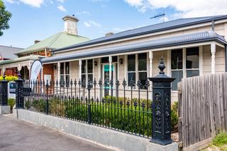 Image of the entrance of National Dental Care Moonee Ponds on Gladstone St.