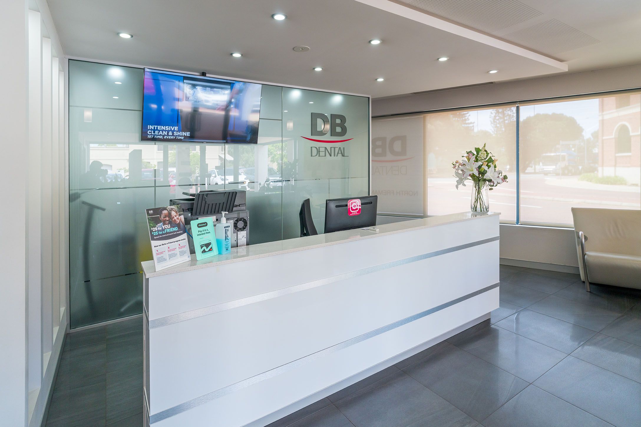 Image of the receptionist area of DB Dental North Fremantle.