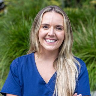 Dr Lonnóg Nic Fhlannchadha, Dentist