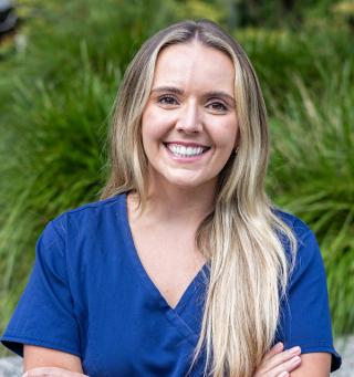 Dr Lonnóg Nic Fhlannchadha, Dentist