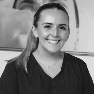 Dr Lonnóg Nic Fhlannchadha, Dentist