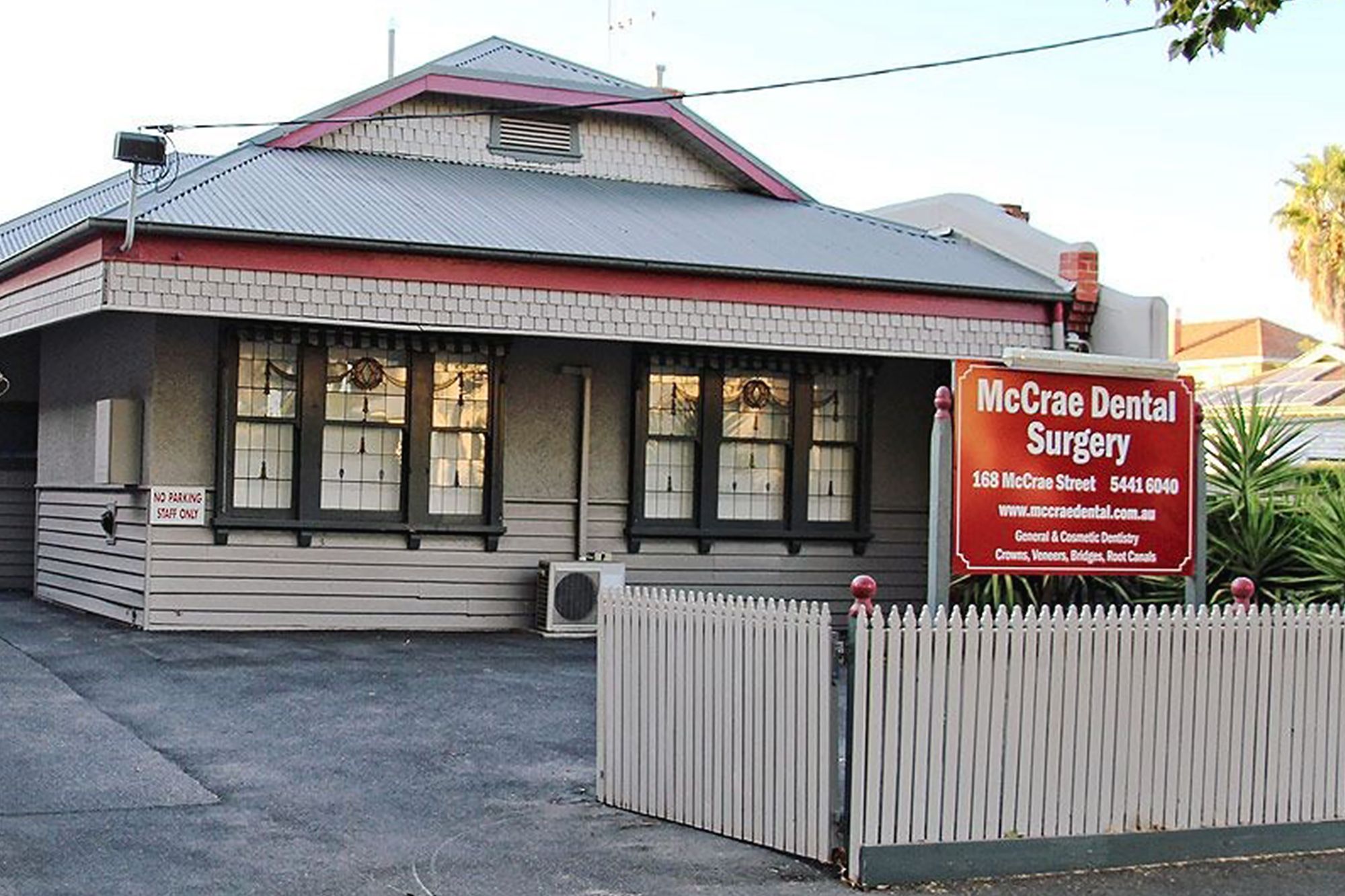 Image of the entrance of our dental clinic on McCrae Street.