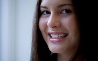 Image of a patient smiling showing her teeth.