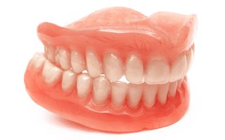 Image of a set of dentures.