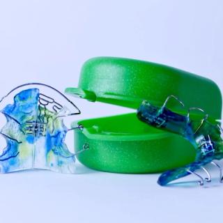 Orthodontic plates and retainers