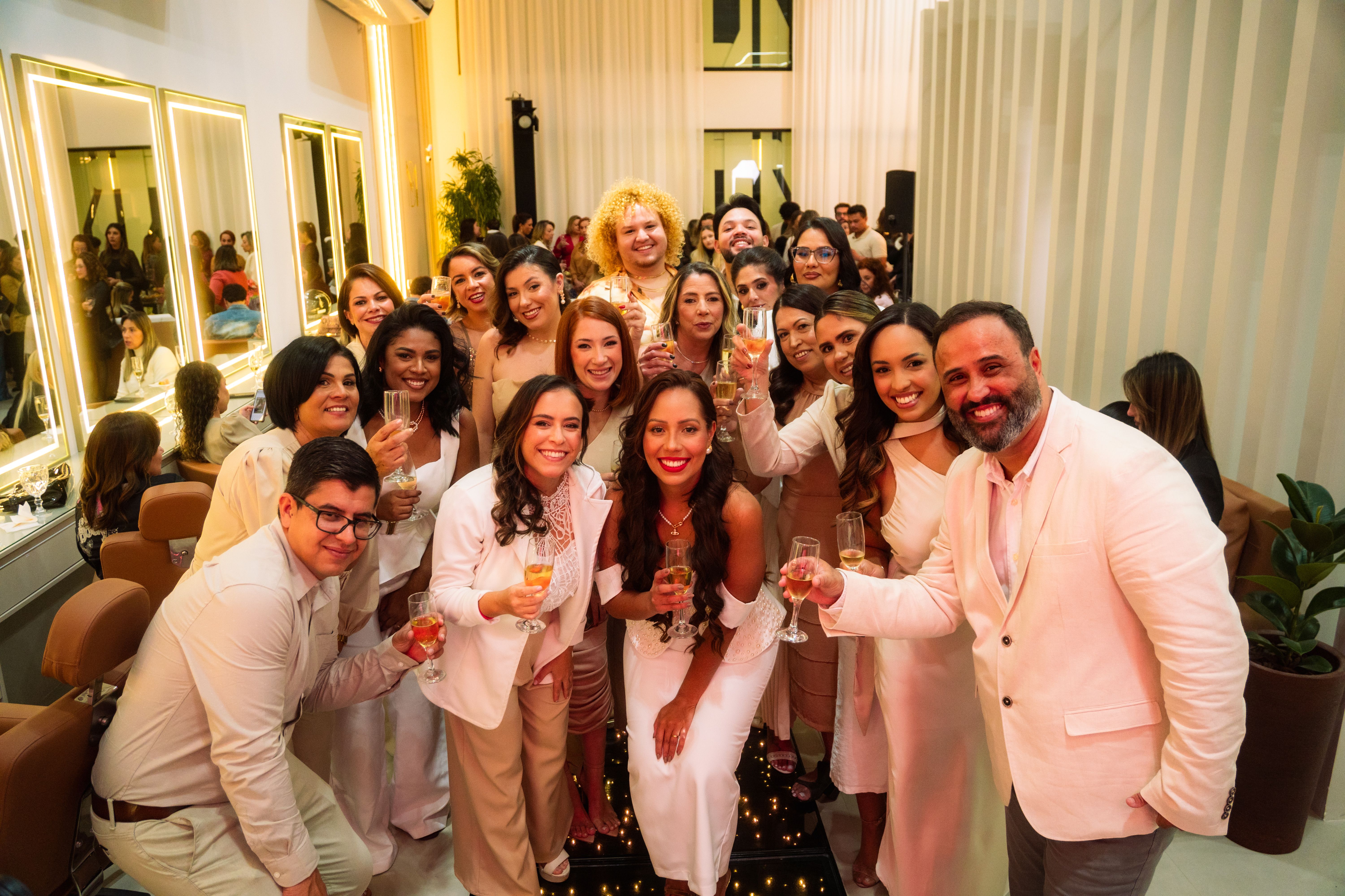 Convidados durante a inauguração do MB Hair Salon.