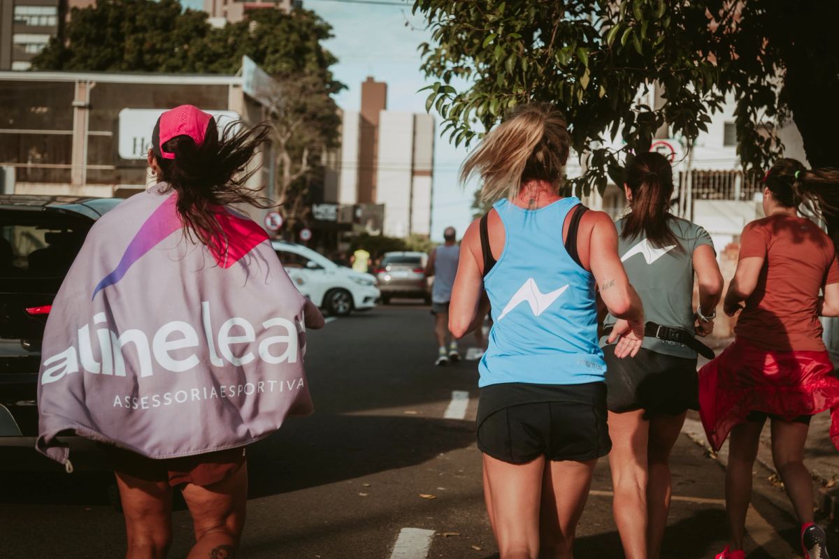 Alunos da Aline Leatti Assessoria Esportiva durante a corrida que marcou a transição para o novo espaço.