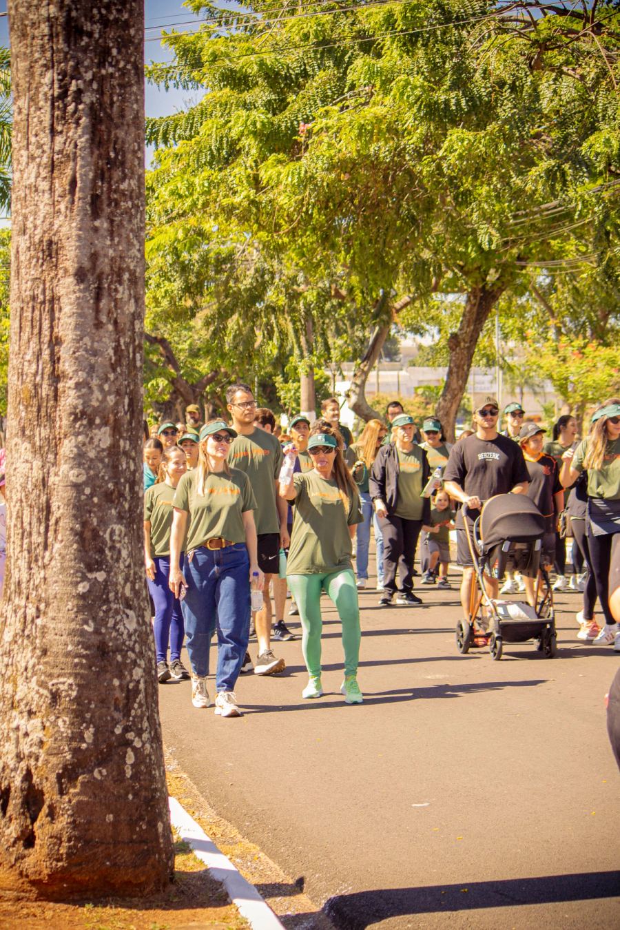 Participantes durante a caminhada de lançamento do Portal em Movimento.