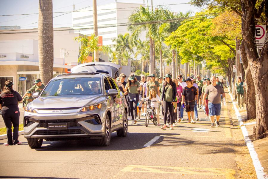 Participantes durante a caminhada de lançamento do Portal em Movimento.
