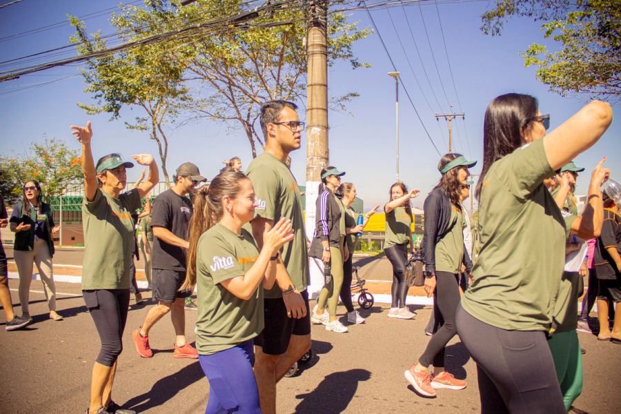 Participantes durante a caminhada de lançamento do Portal em Movimento.