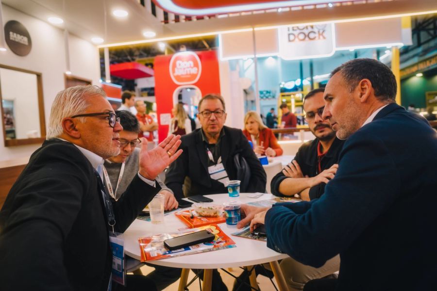 Estande da Frango Rico durante a APAS 2026, em São Paulo.