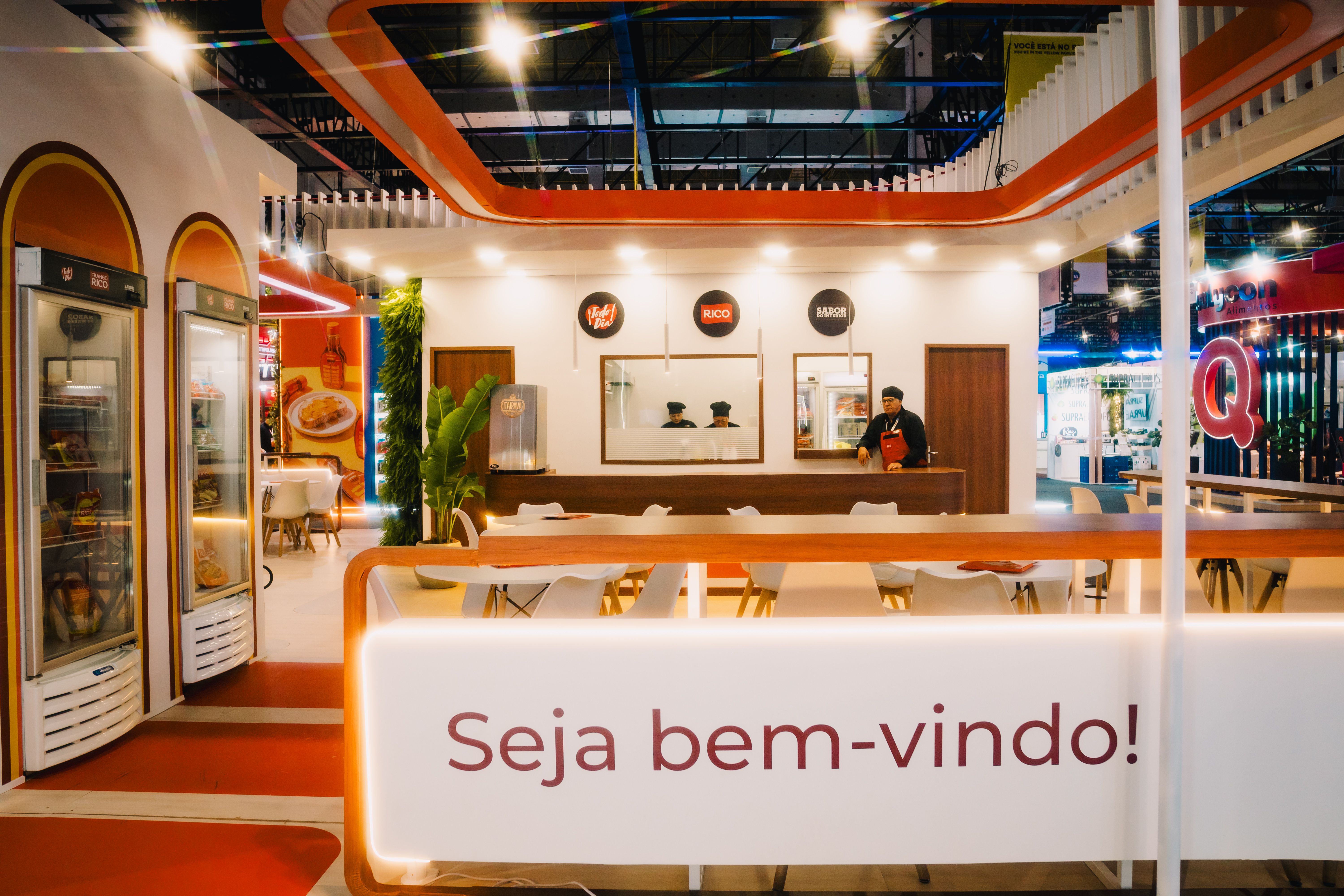 Estande da Frango Rico durante a APAS 2026, em São Paulo.