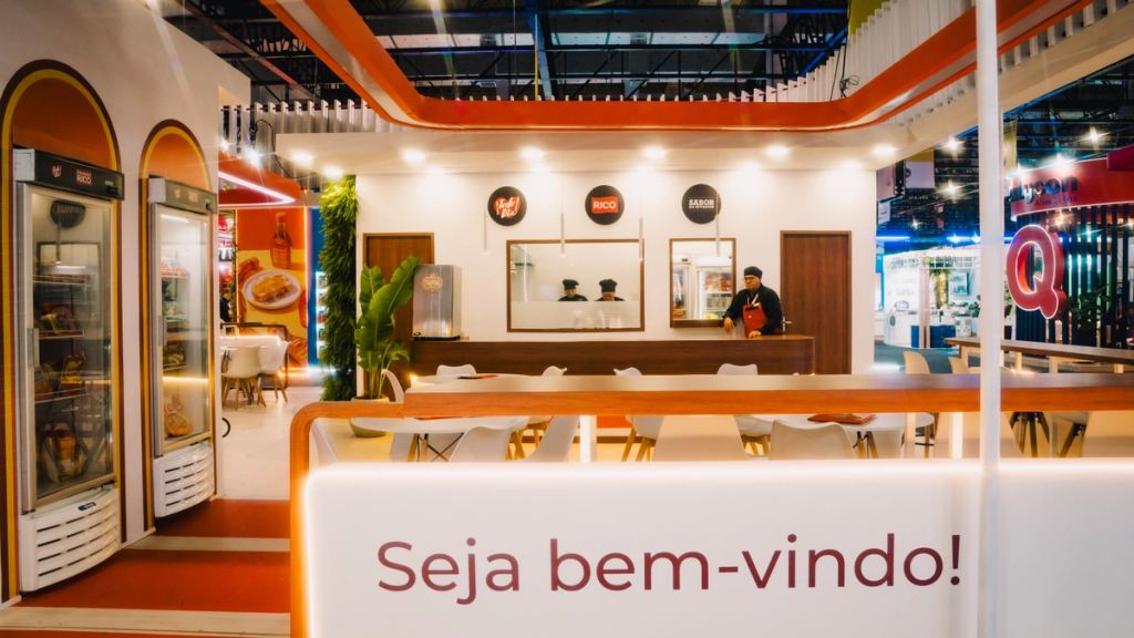 Estande da Frango Rico durante a APAS 2026, em São Paulo.