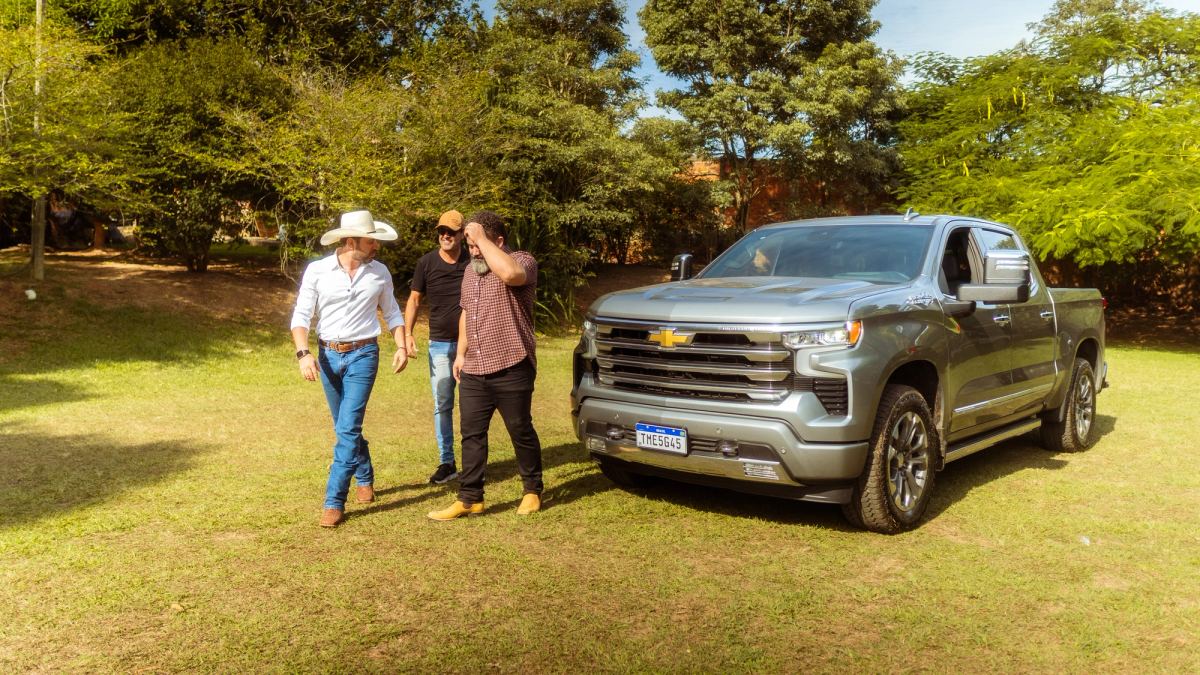 Caio Afiune e Henrique Madeirite durante a campanha de Dia do Churrasco da Chevrolet.