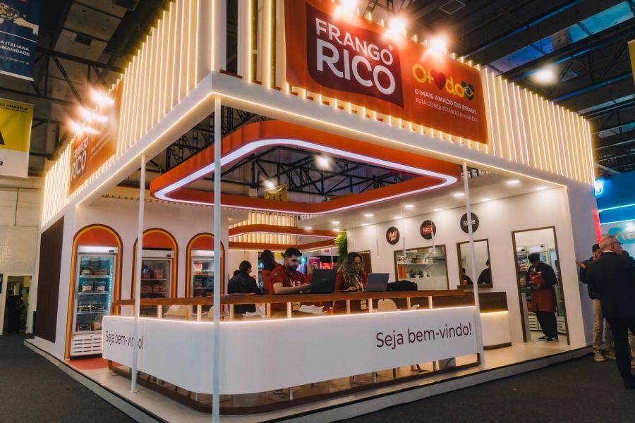 Estande da Frango Rico durante a APAS 2026, em São Paulo.