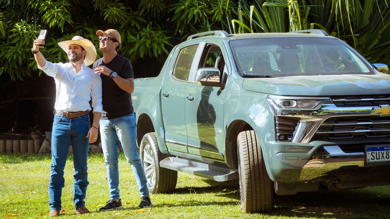 Caio Afiune e Henrique Madeirite durante a campanha de Dia do Churrasco da Chevrolet.