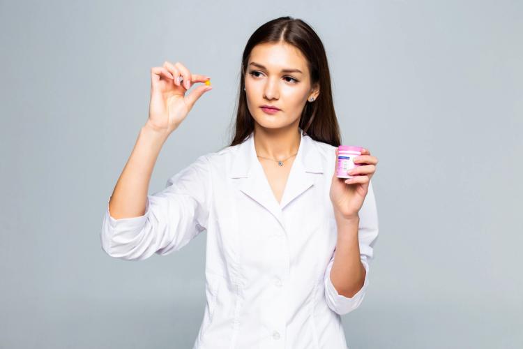 Doctor choosing the right pill dosage
