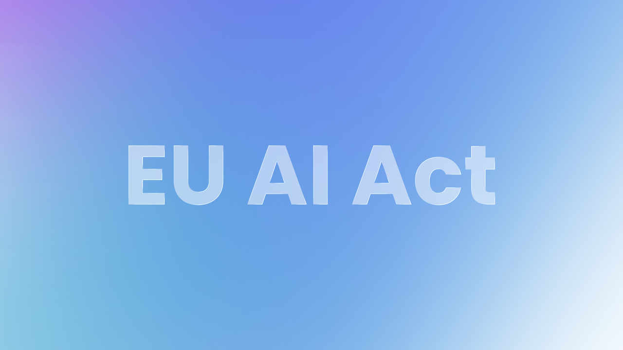 Schriftzug EU AI Act auf violett-blauem Verlauf