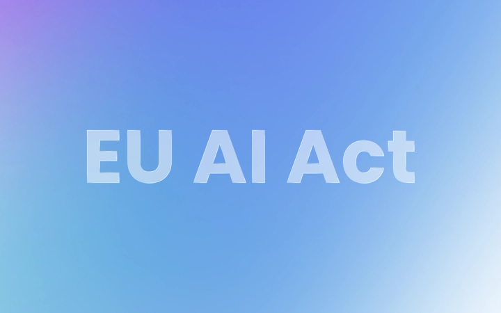 Schriftzug EU AI Act auf violett-blauem Verlauf