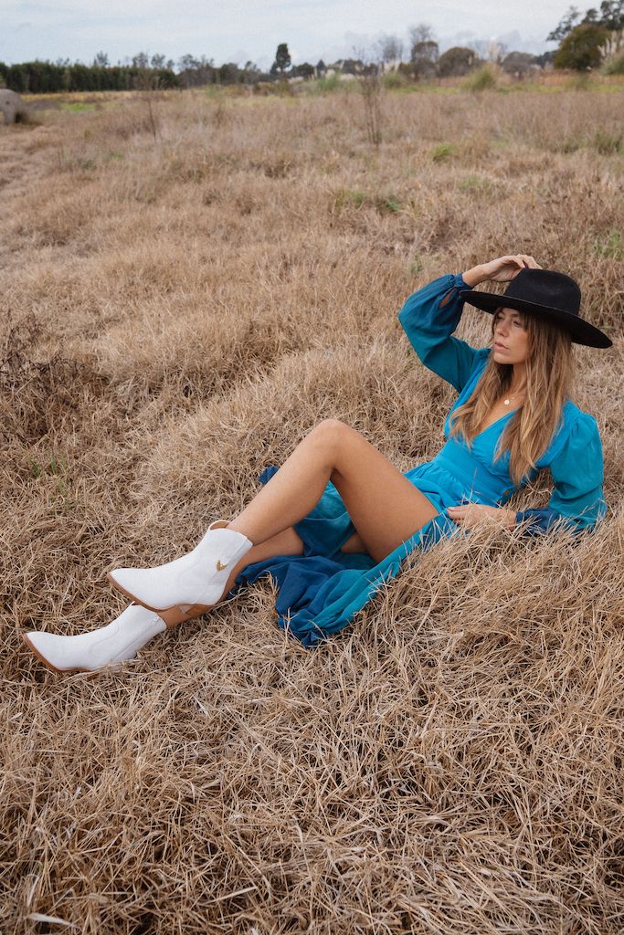 Christina_Macpherson_In_Bared_White_Boots