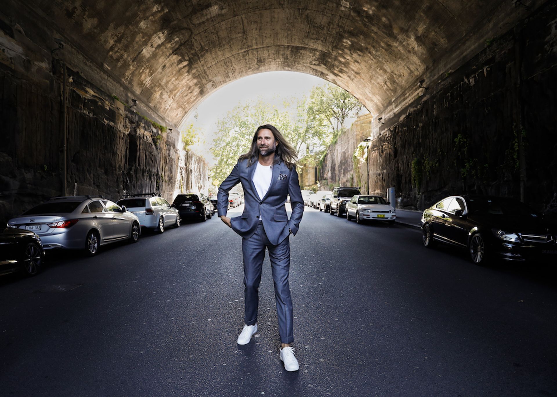 Bared_Footwear_Jeff_Lack_grey_suit_white_sneaker