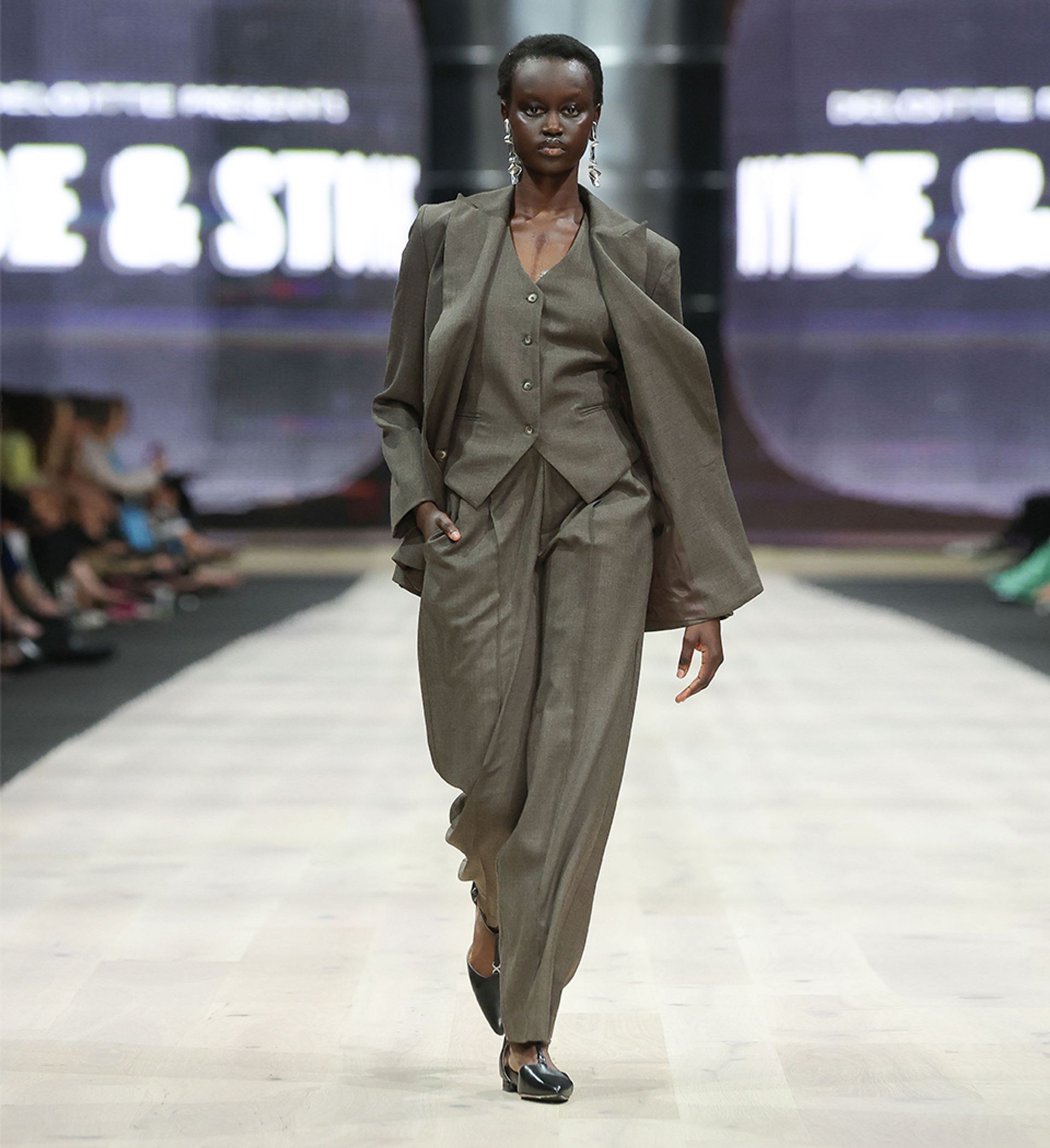 Avocet Black Hardware