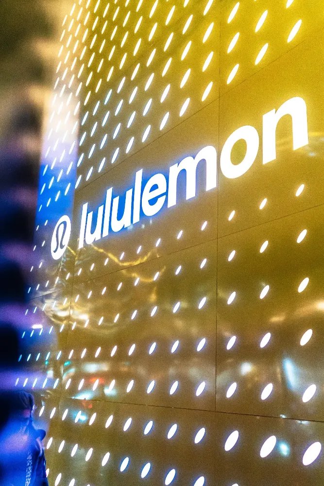 Lululemon LED Hoarding London