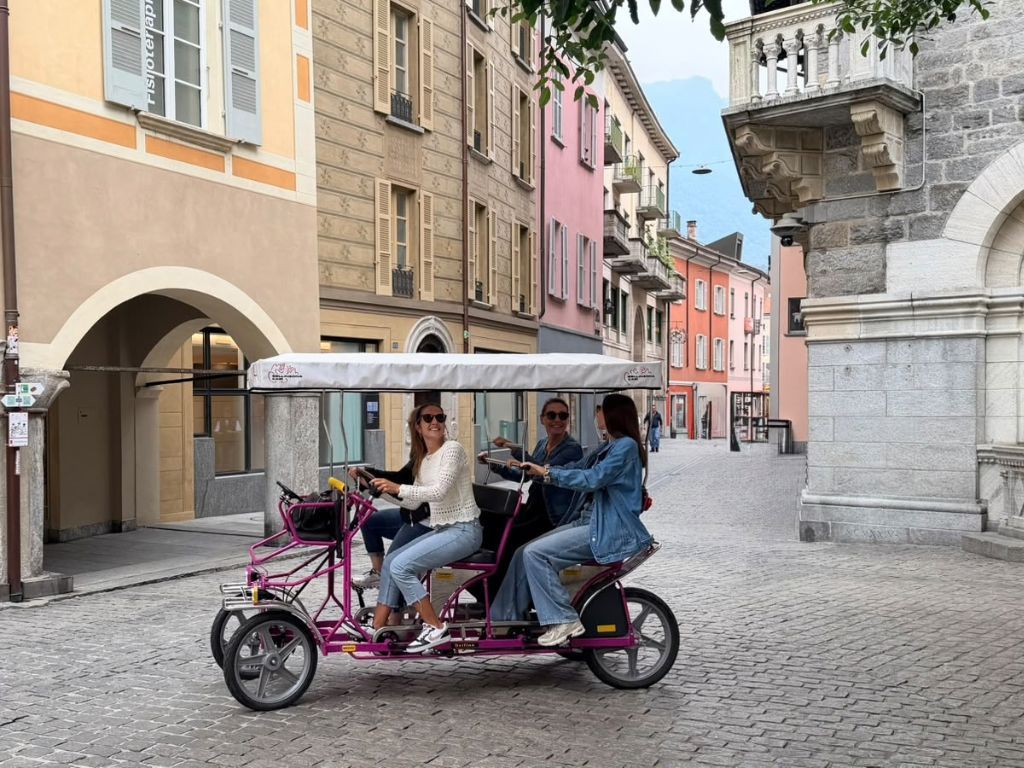 Image 2 - The pink rickshaw of the Giro d'Italia