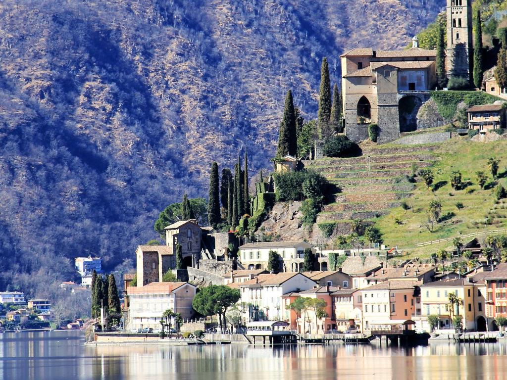 Image 0 - Castle wine, lakeside dine