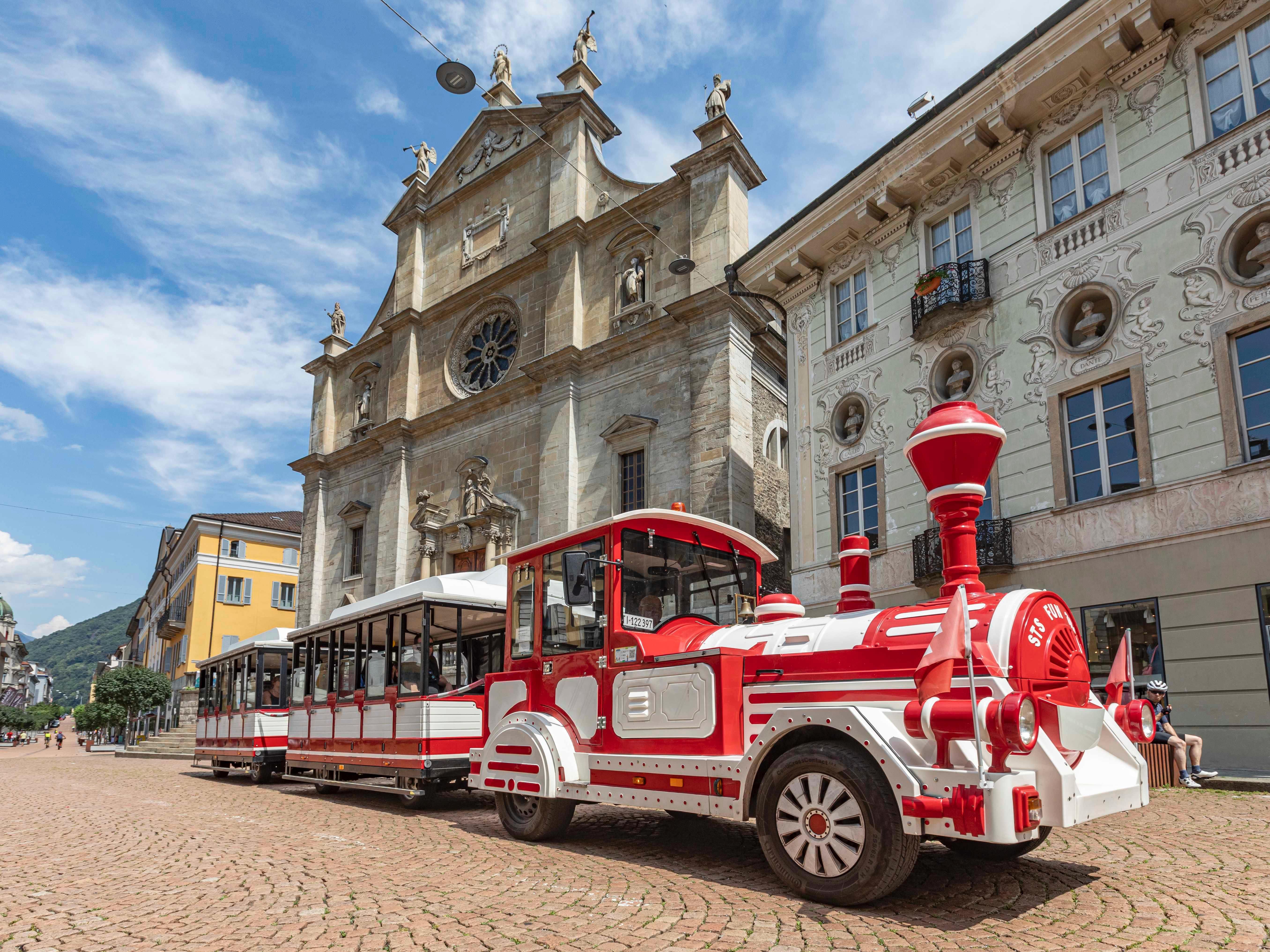Image 0 - Artù, the small train of the Castles