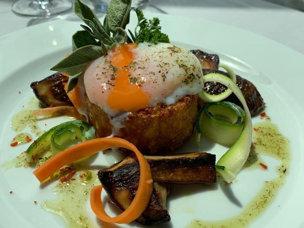 Image 0 - Œuf parfait dans une cage de pommes de terre, légumes croustillants et cèpes rô - La recept