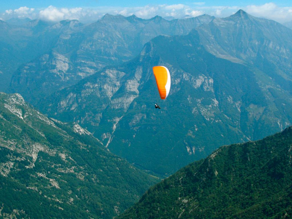 Image 3 - Paragliding