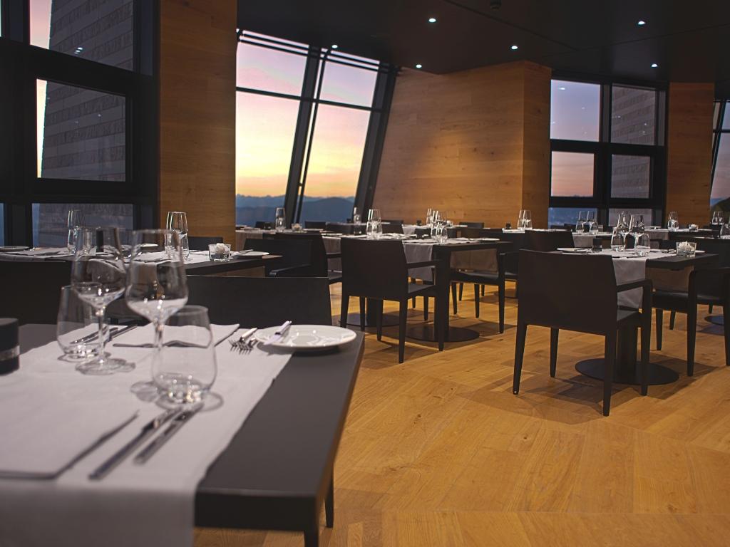 Image 2 - Gnocchi de pommes de terre au romarin, tomates dattes confites et mousse à l'eau de tomate - La recepte